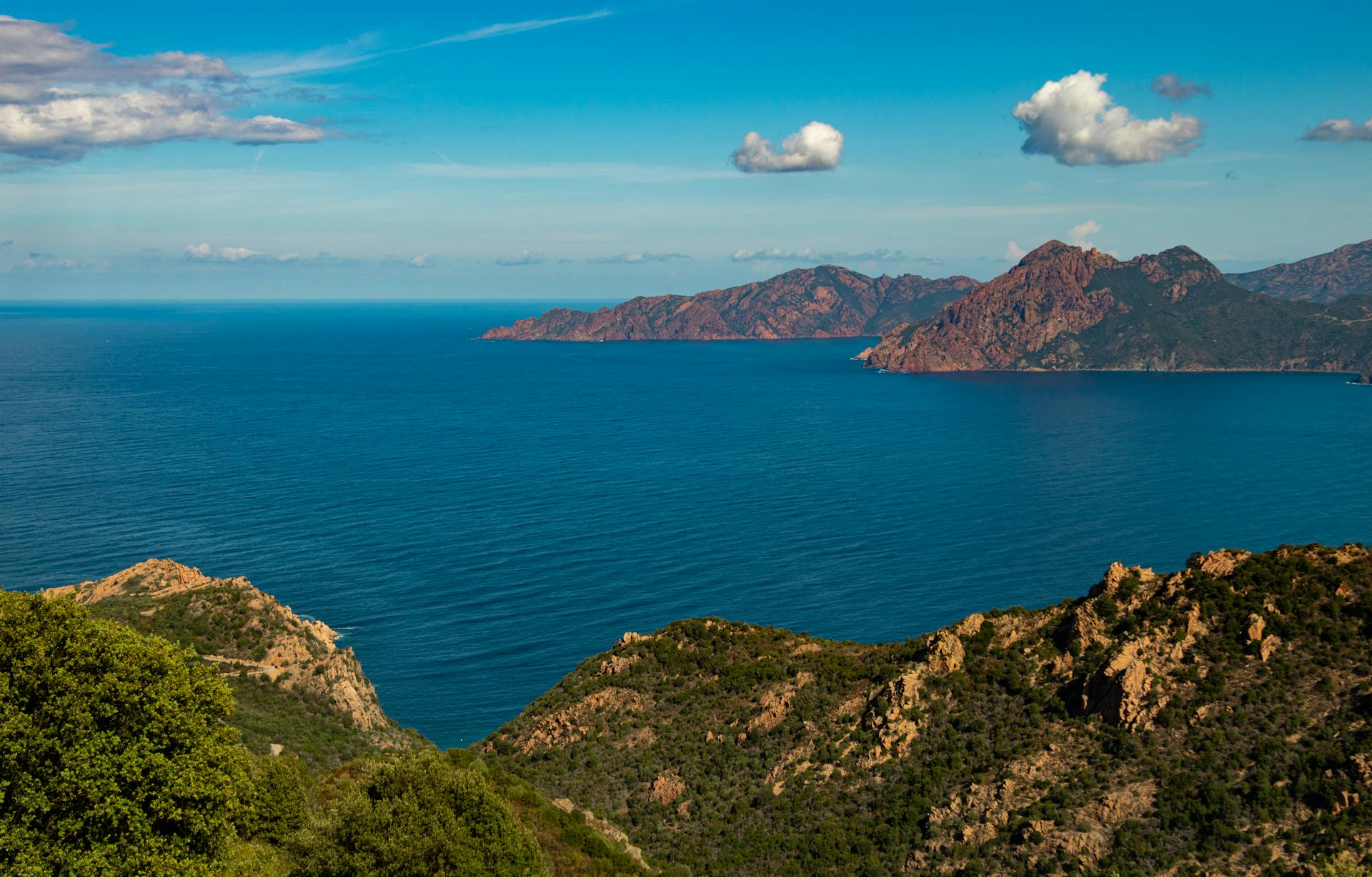 Vue panoramique de la côte corse avec mer turquoise